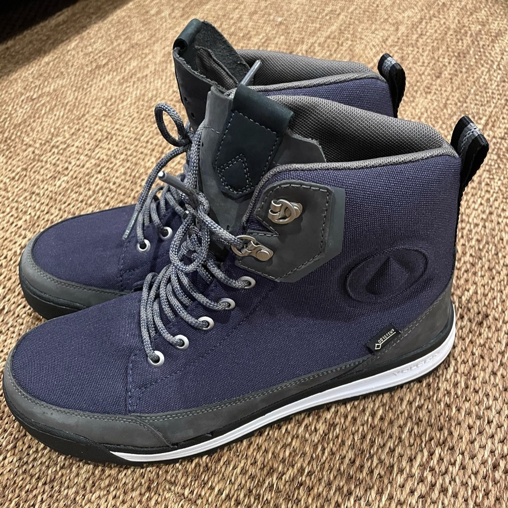 Men’s VOLCOM gortex boots size 10
